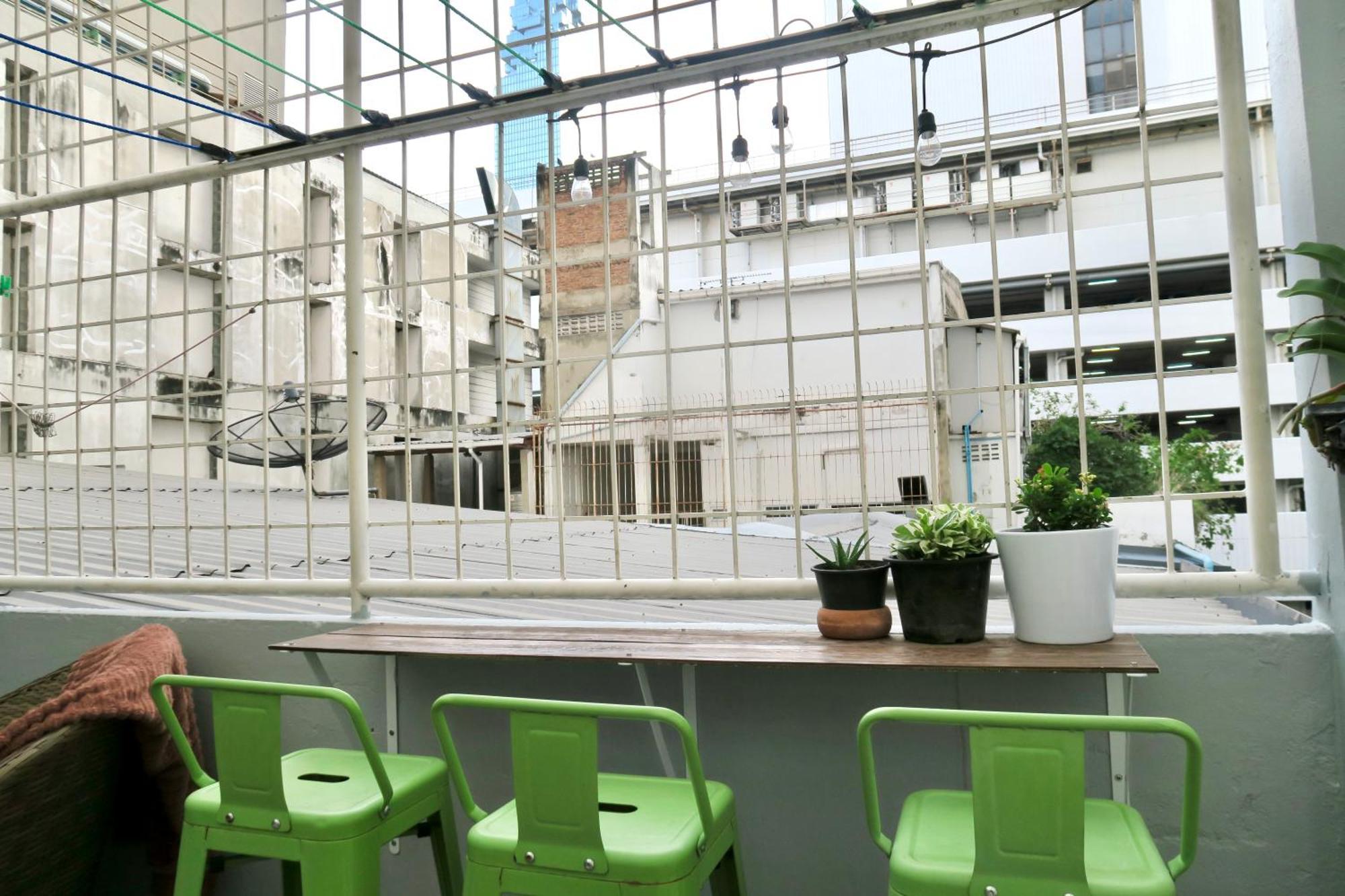 Les Fleurs Bangkok Hostel Exterior photo